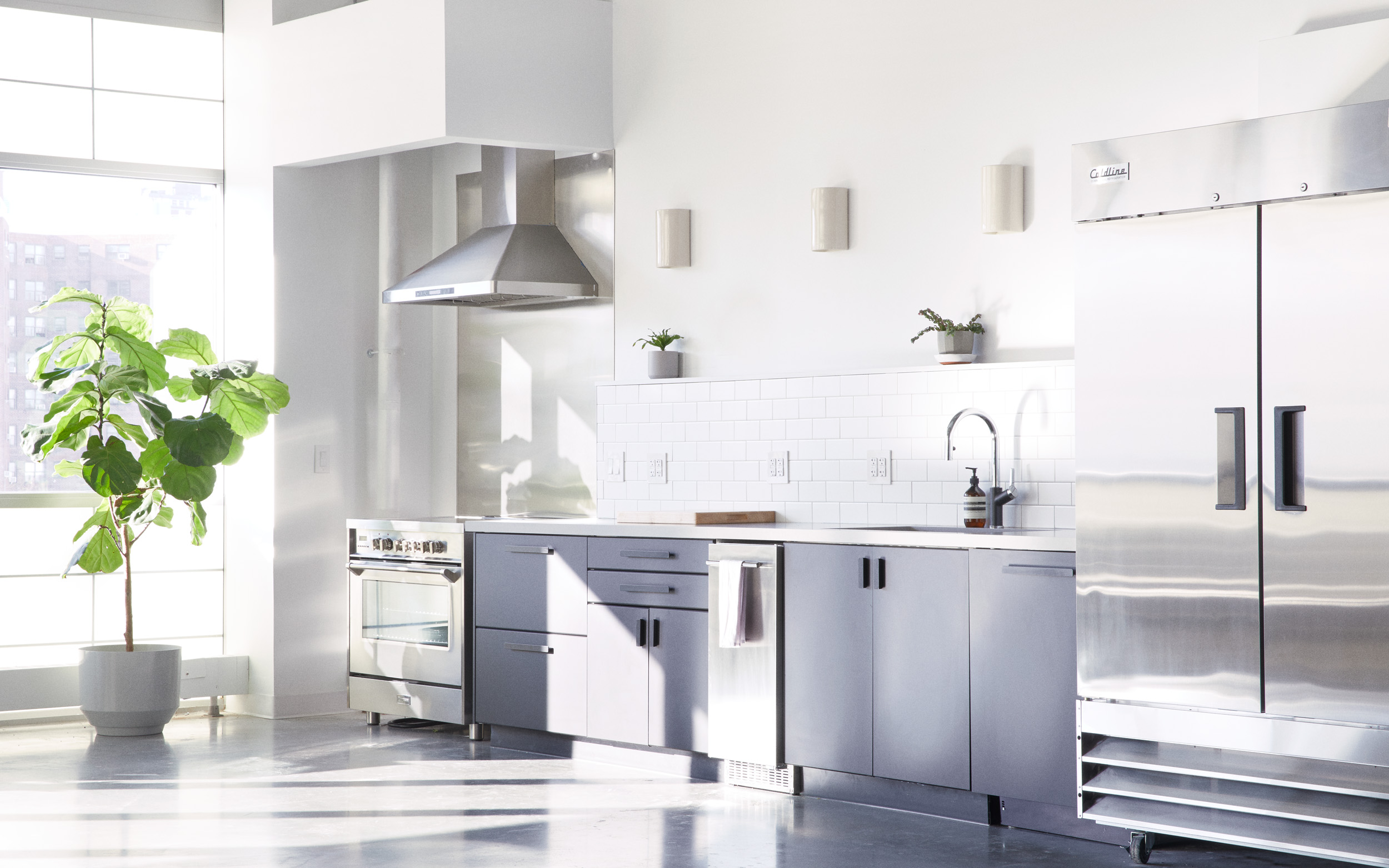 A Modern Kitchen for a Photographer’s Brooklyn Studio