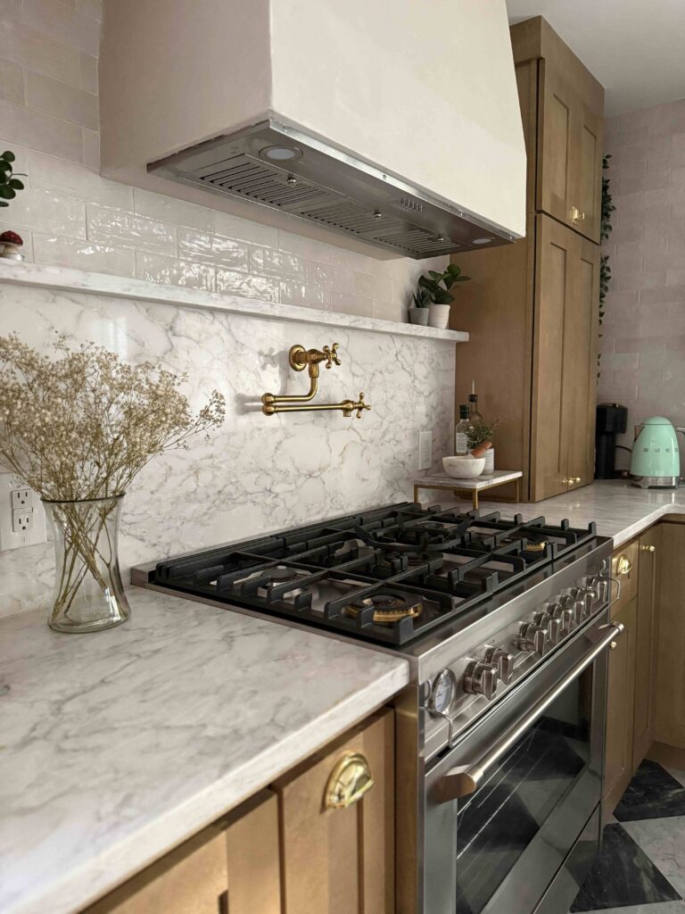 Verona Prima 36-inch gas range with five sealed burners and continuous cast iron grates 