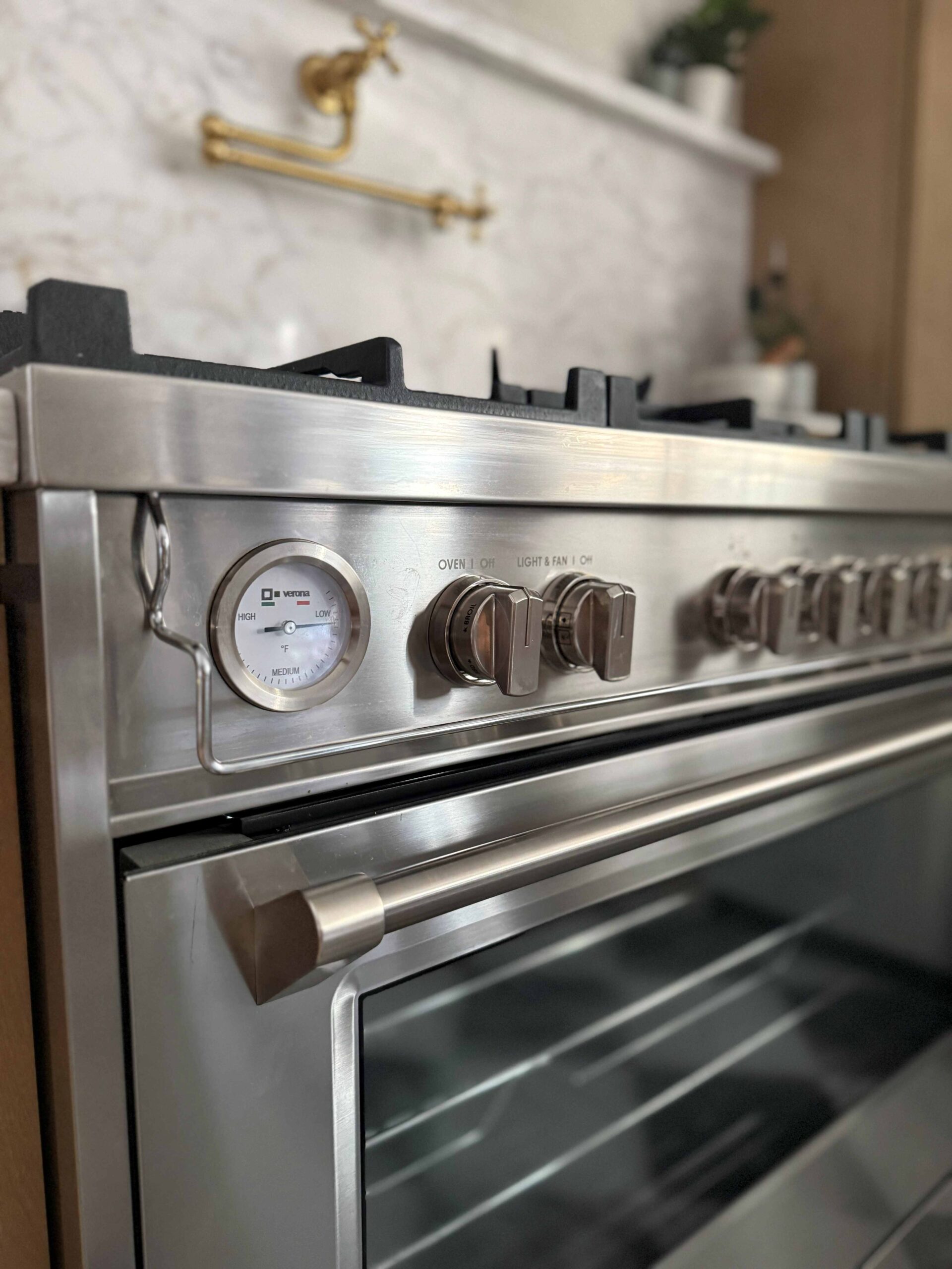 Verona Prima 36-inch gas range with five sealed burners and continuous cast iron grates 
