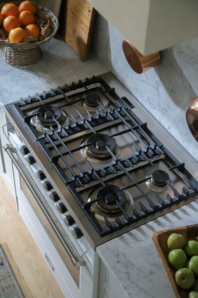 Five burner cooktop on Verona Ultima 36-inch dual fuel range